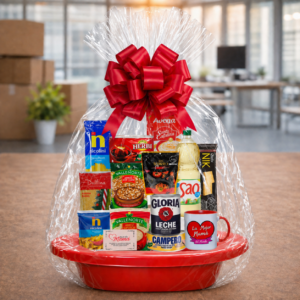 Canasta Día de la Madre en batea roja con productos surtidos, taza para mamá, envuelta en celofán transparente con moño rojo grande, ideal para regalo en Lima Perú.
